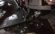 Xe con va chạm xe đầu kéo dừng đỗ ven đường, 5 người trong gia đình thương vong