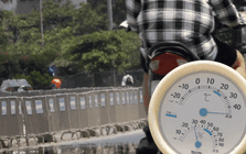 Hà Nội hóa "chảo lửa" giữa trưa 40 độ C: Xuất hiện ảo ảnh trên đường, người dân biến tấu muôn kiểu chống nắng