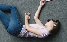 Dấu hiệu ĐỘT QUỴ kéo dài suốt 2 năm, cô gái  25 tuổi tưởng bị cận thị, nhận trái đắng: Liệt nửa người, không thể tự vệ sinh cá nhân…