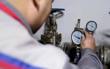 Vắng nhà 1 tháng, về nhận hóa đơn tiền nước 16 triệu đồng, chủ nhà yêu cầu kiểm tra đồng hồ thì được thông báo: Có bất thường từ nhà hàng xóm