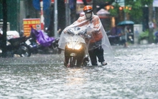 Hà Nội mưa lớn, nguy cơ ngập úng loạt tuyến phố và dự báo thời tiết 10 ngày Hà Nội mưa lớn, nguy cơ ngập úng loạt tuyến phố và dự báo thời tiết 10 ngày