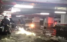 Mưa xối xả, nước cuốn như thác, hầm chung cư ở Hạ Long 'chết chìm' Mưa xối xả, nước cuốn như thác, hầm chung cư ở Hạ Long 'chết chìm'