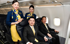 Xôn xao khung hình quyền lực của 2 cha con Bầu Hiển trong ngày máy bay đầu tiên của Vietravel Airlines ra mắt, hoa hậu Đỗ Mỹ Linh nói 1 câu khen nức nở