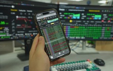VN-Index áp sát 1.400 điểm, nhà đầu tư nên mua hay bán?