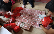 Tịch thu 29,6 tỷ đồng tiền mặt chôn rải rác khắp vườn và 6 kg vàng trong chuồng gà của một căn nhà cấp 4
