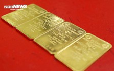 Giá vàng liên tục giảm sâu, nên mua vào hay bán ra?