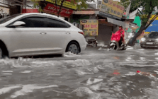 Hà Nội lúc này: Mưa ngập lênh láng nhiều tuyến phố, dân công sở vất vả về nhà giờ tan tầm