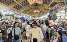 Nhiều cửa hàng chỉ nhận tiền mặt, nếu chuyển khoản thêm thuế 8%