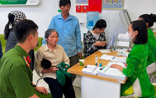 Cụ bà đến ngân hàng Vietcombank nhờ chuyển khoản 150 triệu đồng: Nhân viên nhìn 1 dấu hiệu, lập tức báo công an