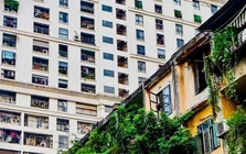 Hình ảnh đối lập giữa chung cư mới và cũ ở Hà Nội