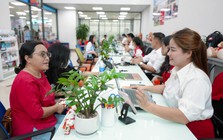 Thí sinh cùng phụ huynh liên tục đến UEF đăng ký học bạ trước thềm thi tốt nghiệp