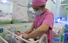 Nữ điều dưỡng khóc lặng kể về 13 chiếc cũi cô đơn ở BV Hùng Vương: Bệnh viện là nhà, bác sỹ là mẹ, ai sẽ là gia đình của các em...?"