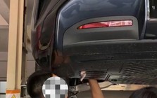Thấy bàn chân lạ thò ra từ gầm xe ô tô, cô gái hoảng sợ tìm người giúp và nhận về cái kết bất ngờ