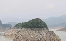 Hồ thủy điện Hòa Bình cạn bất thường, mực nước xuống thấp kỷ lục