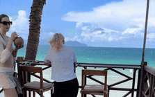 Khách Tây trầm trồ trước một bãi biển: Nước trong xanh, có người nhận xét "Bãi biển đẹp nhất Việt Nam!"