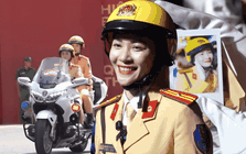 Gặp nữ thiếu tá CSGT xinh đẹp dẫn đầu đoàn mô tô 1800cc, nhiều người vây quanh xin chụp hình