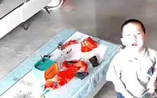 Phụ huynh bận kiếm tiền để con nhỏ ở nhà 1 mình trong tháng nghỉ hè, cảnh tượng trích từ camera khiến mẹ bật khóc