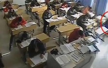 Thi đại học, nam sinh ở Trung Quốc liên tục dùng tẩy xóa đi đáp án đã điền, giám thị liếc nhìn rồi lập tức báo cảnh sát