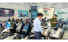 Kiểm tra đột xuất 2 cửa hàng xe điện Trung Hiếu, hiện đã bắt tạm giam 3 người
