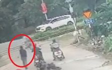 Bé trai tiến sát đường ray tàu hỏa, người đàn ông vứt xe lao tới cứu: Danh tính người hùng bí ẩn
