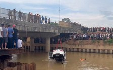 VIDEO: Hiện trường vụ xe ô tô tông 2 xe máy rồi lao xuống sông, tìm kiếm người nghi mất tích
