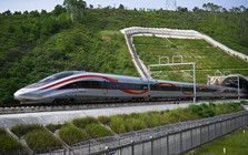 Chuyến tàu chạy 200km nhưng đi chỉ mất 45 phút, du khách trầm trồ: "Tôi chưa bao giờ nghĩ đến việc này"