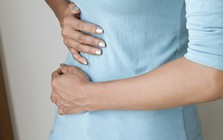 Người phụ nữ ở Hà Nội bị cấp cứu vì tiểu ra máu, bác sĩ chỉ đích danh thủ phạm là thói quen sai lầm rất thường gặp trong mùa nóng nực