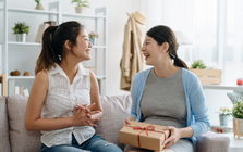 3 thứ mà người EQ thấp hay mang theo khi đến nhà người khác, người EQ lại không bao giờ làm