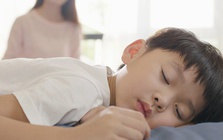 "Con bao nhiêu tuổi thì không nên ngủ cùng mẹ nữa?": Vấn đề tưởng nhỏ nhưng ảnh hưởng đến cả tương lai đứa trẻ
