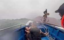 Cận cảnh cứu hộ tàu lật trên vịnh Hạ Long, đã cứu được 12 người, vớt 3 thi thể
