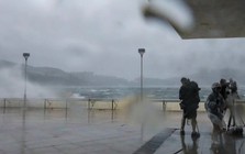 Bão Wipha hiện đang ở đâu? Nhiều nơi “căng mình” trước cơn bão dữ dội, chuyến bay bị hoãn, người dân được khuyến cáo ở trong nhà