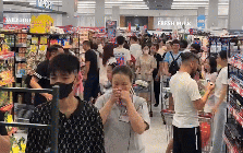 Khung cảnh siêu thị, chợ trước khi bão WIPHA đổ bộ, netizen chia sẻ kinh nghiệm bảo quản thực phẩm