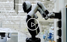 Không cần tắt máy, robot tự thay pin chỉ trong 3 phút