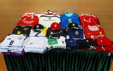 Đột kích 2 quầy hàng rong, tịch thu 1.000 áo đấu Liverpool, Arsenal giả trị giá hàng trăm triệu đồng: Người bán đối mặt mức phạt nặng