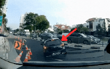 Mặt đường đột ngột "biến mất", ô tô rơi xuống hố tử thần chỉ trong 5 giây