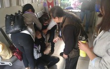 Học đại học 3 năm trời, nữ sinh ngã quỵ trước cổng trường khi bất ngờ nhận thông báo: "Em không phải là sinh viên của trường"