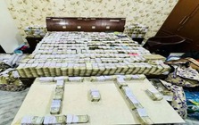 Tịch thu 122 tỷ đồng tiền mặt chất đống như tủ sách, 183 tỷ vàng và trang sức của một doanh nhân buôn giày dép ở Ấn Độ, kiểm kê thâu đêm