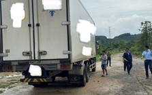 Cảnh sát khám xét chiếc ô tô tải trên quốc lộ