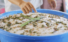 Tập tục lạ kỳ của người Huế khi nấu ăn: Đặt lá hình chữ thập lên trên món ăn để tránh bị "ngâu vọc", lý do khiến ai cũng bất ngờ