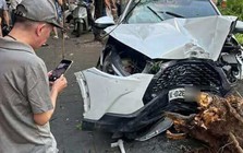 Ô tô tông loạt xe máy ở Hà Nội, 6 người bị thương Ô tô tông loạt xe máy ở Hà Nội, 6 người bị thương