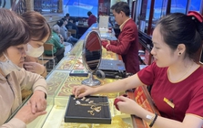 Giá vàng liên tục xô đổ kỷ lục, muốn đầu tư cần chú ý gì?