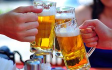 CEO Carlsberg “than khổ” vì áp lực chi tiêu khiến thói quen uống bia của người dân thay đổi