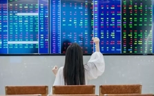 'Nóng' tin đồn IPO công ty con, cổ phiếu ngân hàng tăng vọt