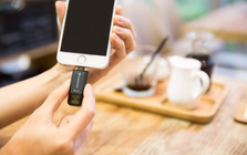 Nhặt được USB lạ đánh rơi trên đường, tò mò cắm thử vào điện thoại, bên trong là thứ không ai nghĩ tới
