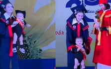 Clip: Bé gái đội mũ cử nhân, lon ton theo mẹ nhận bằng tốt nghiệp, "file đính kèm" mà thần thái hớn hở tự tin hơn cả nhân vật chính