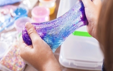 Cấp cứu bé trai 5 tuổi bị phù mạch sau 30 phút chơi slime Cấp cứu bé trai 5 tuổi bị phù mạch sau 30 phút chơi slime