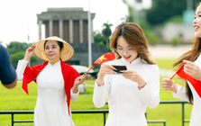 Quảng trường Ba Đình rực rỡ sắc đỏ từ sớm, người dân háo hức đếm ngược đến ngày Quốc khánh 2/9