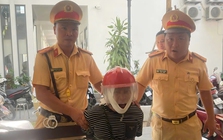 Tài xế công nghệ lao xe vào chốt CSGT thoát khỏi kẻ 'ngáo đá' Tài xế công nghệ lao xe vào chốt CSGT thoát khỏi kẻ 'ngáo đá'