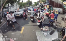 2 ô tô dừng chình ình giữa đường, 4 người lao vào đánh nhau ở TP.HCM: Công an mời làm việc ngay lập tức