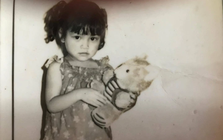 Không ai ngờ cô bé trong ảnh này giờ là người nổi đình nổi đám showbiz Việt: Đã vậy còn dạy con cực hay!